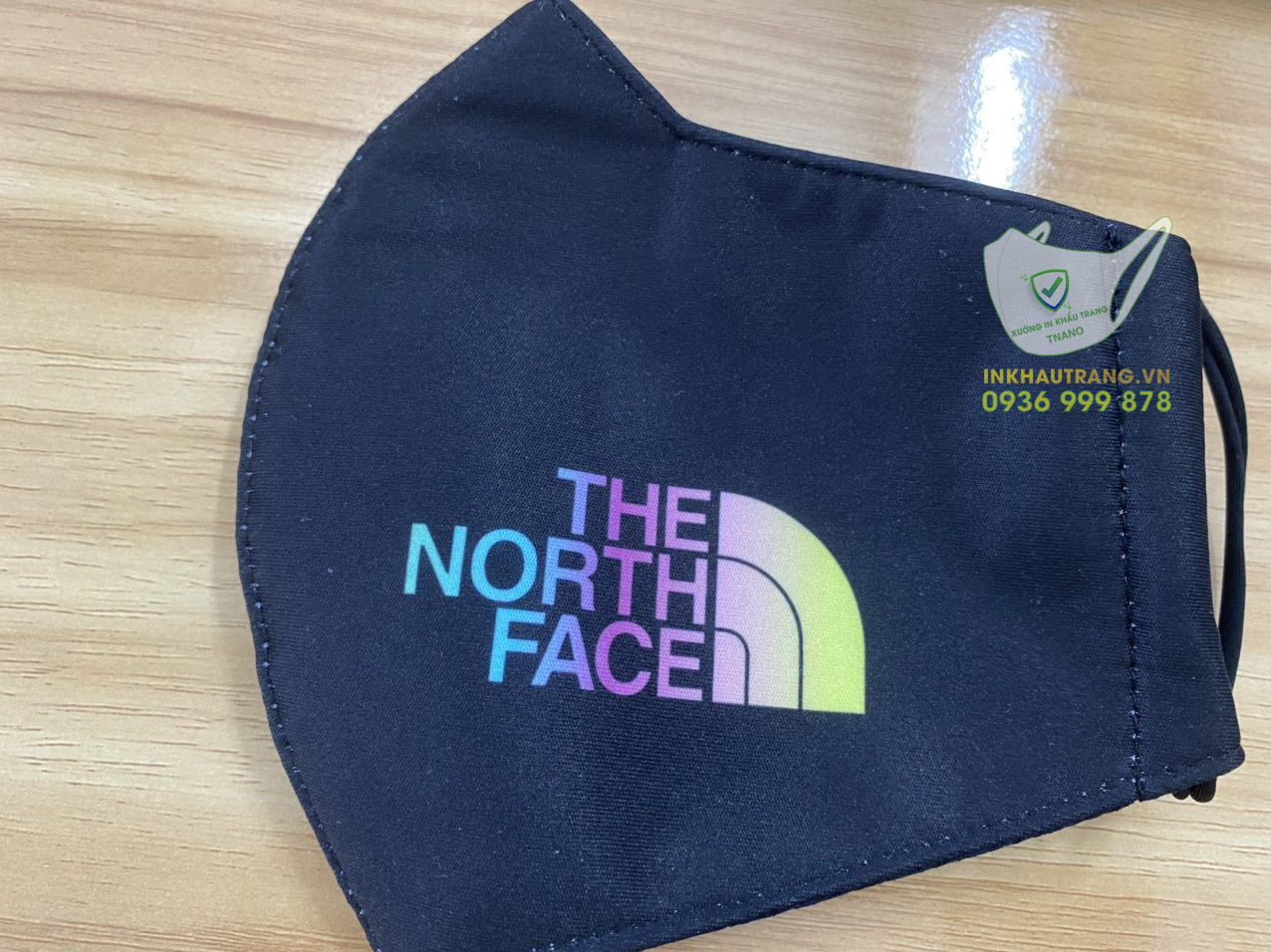 khau-trang-vai-in-logo-the-north-face-2-lop-mau-khau-trang-in-3d-logo-the-north-face-nen-xanh-rotated copy khau trang vai in logo the north face 2 lop mau khau trang in 3d logo the north face nen xanh rotated copy