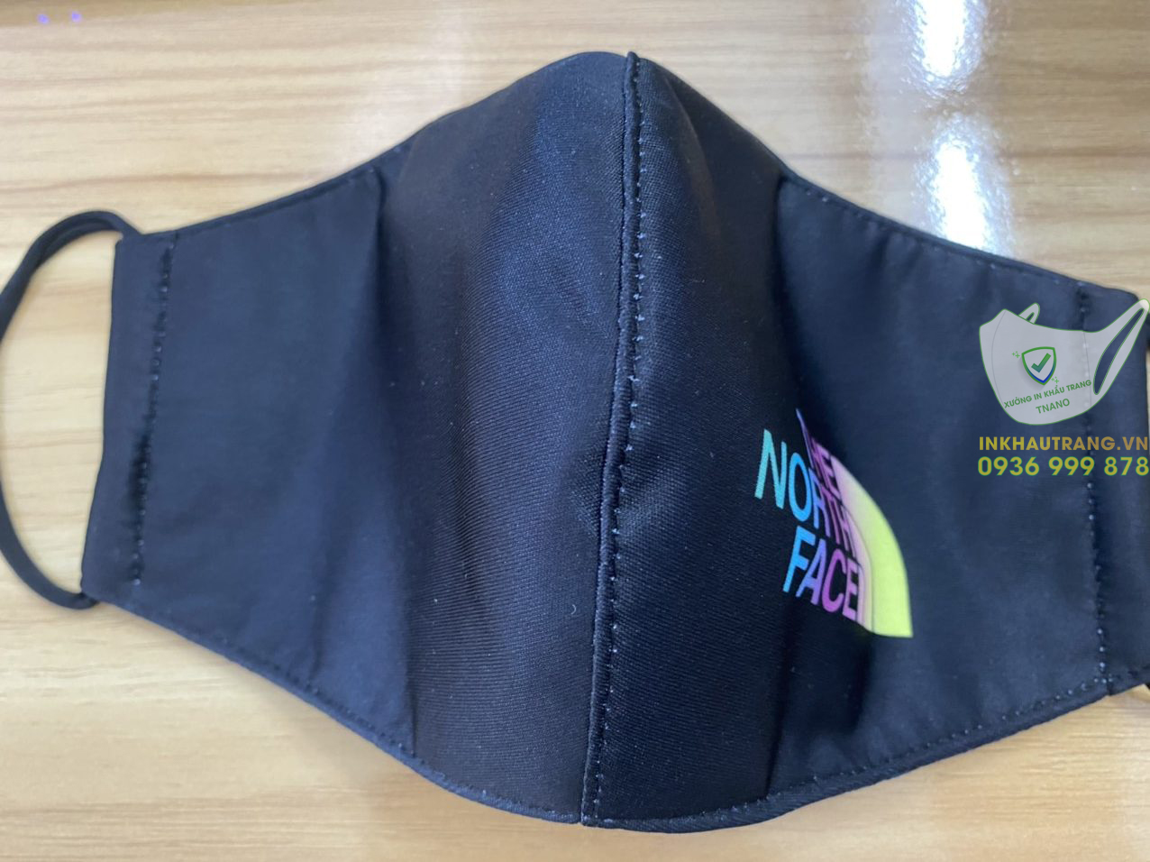 khau-trang-vai-in-logo-the-north-face-2-lop-mau-khau-trang-in-3d-logo-the-north-face-nen-xanh1-rotated copy khau trang vai in logo the north face 2 lop mau khau trang in 3d logo the north face nen xanh1 rotated copy